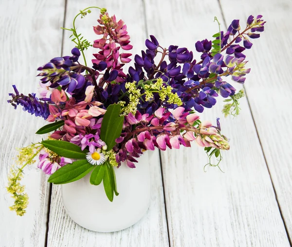 Cam vazo içinde sunulan lupines