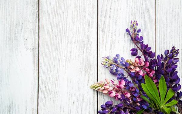 Bir masaya acı bakla çiçek