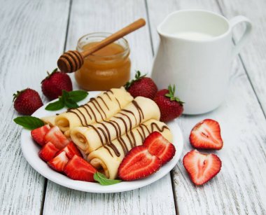 çilek ve çikolata soslu krep