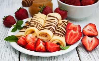 çilek ve çikolata soslu krep