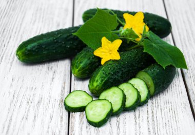 Bir tablo üzerinde taze salatalık