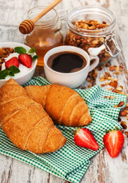 Croissant, kaffe, granola och jordgubbar — Stockfoto