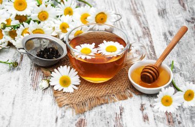 Bir fincan bitki çayı.