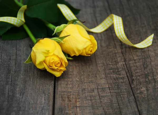 Żółte róże na stole — Zdjęcie stockowe