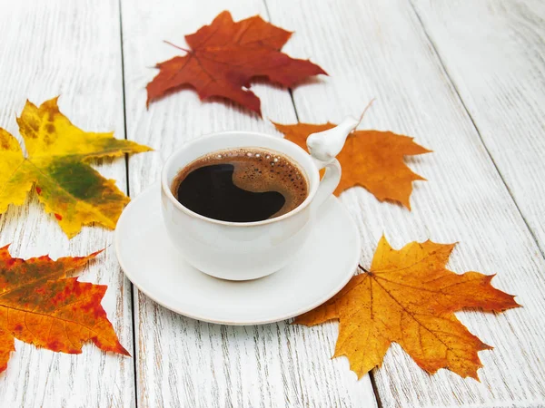 Taza de café y hojas de otoño — Foto de Stock