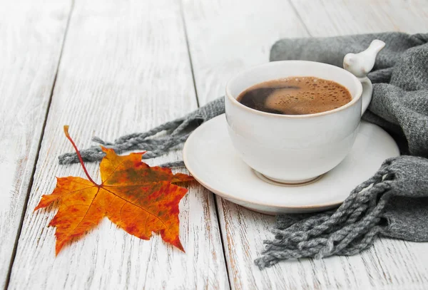 Taza de café y hojas de otoño — Foto de Stock