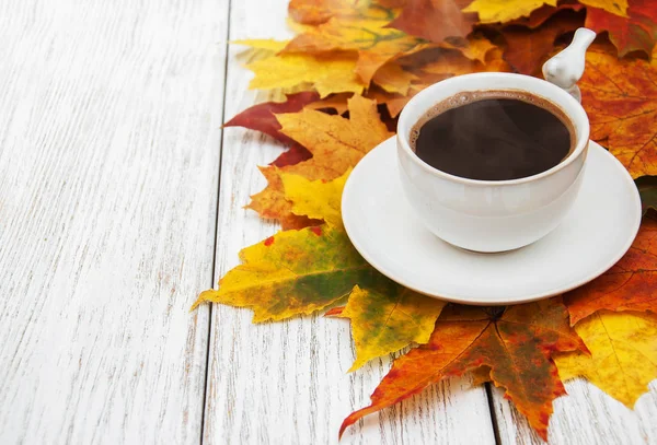Taza de café y hojas de otoño — Foto de Stock