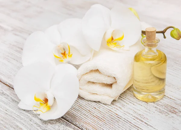 Spa products with orchids — Stock Photo, Image