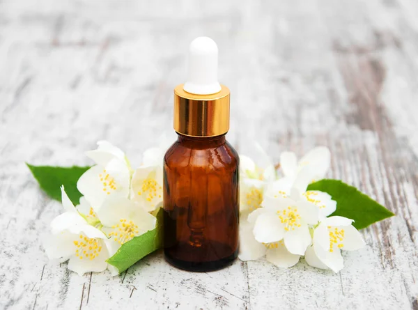 Oli da massaggio e fiori di gelsomino — Foto Stock