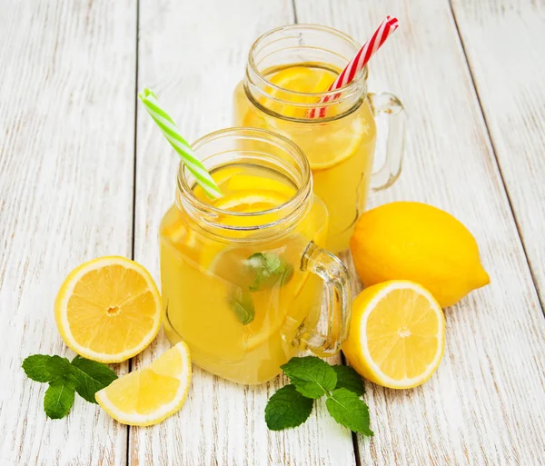 Kavanoz limonata ile