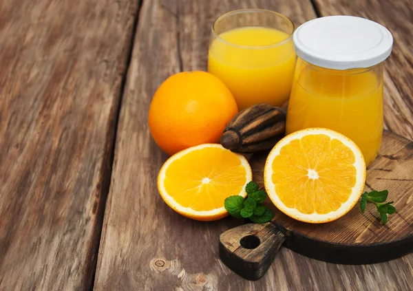 Pot met sinaasappelsap — Stockfoto