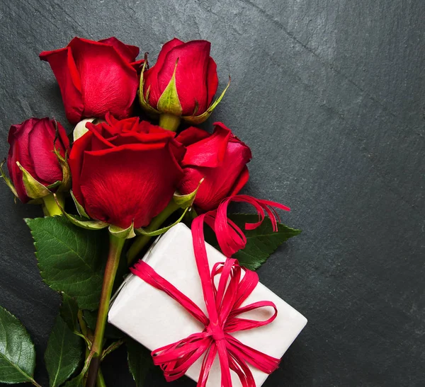 Kırmızı güller ve hediye kutusu
