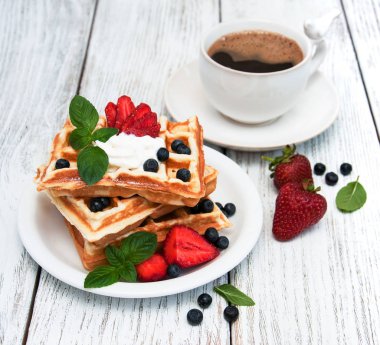 çilek, yaban mersini ve kahve ile gözleme