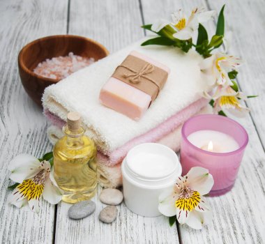 Alstroemeria çiçekler ile Spa kompozisyon