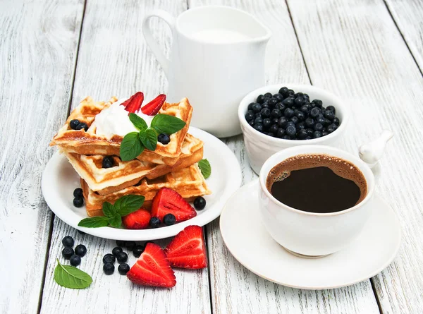 Wafels met aardbeien, bosbessen en koffie — Stockfoto