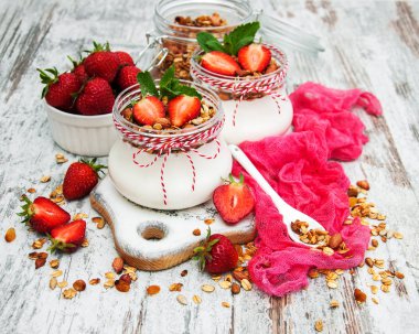 yoğurt ve granola kahvaltı için