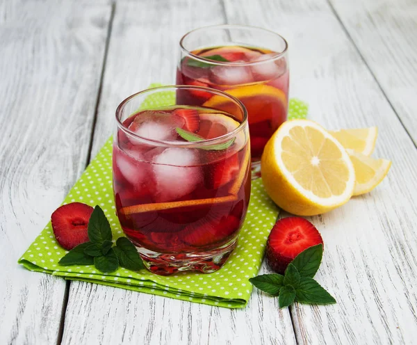 Vasos de limonada con fresas — Foto de Stock