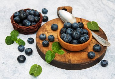 bir kase üzerinde taze yaban mersini