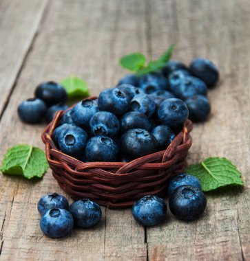 Bir tablo üzerinde taze yaban mersini