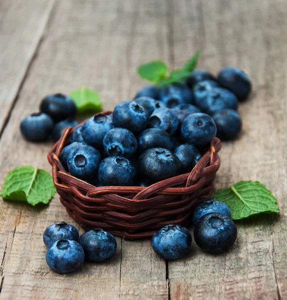 Bir tablo üzerinde taze yaban mersini