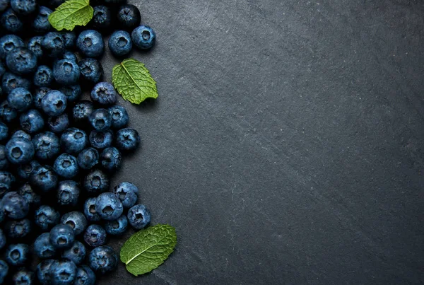 Bir taş zemin üzerine taze yaban mersini