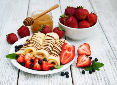 çilek ve çikolata soslu krep