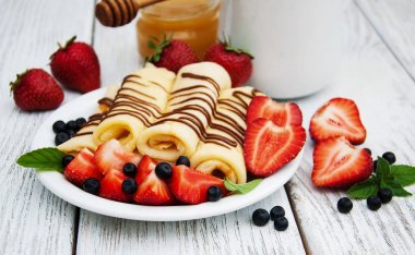 çilek ve çikolata soslu krep