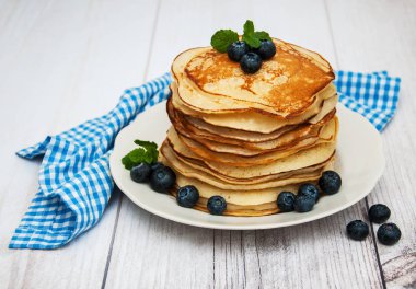 Krep ve yaban mersini ile plaka