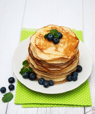 Krep ve yaban mersini ile plaka