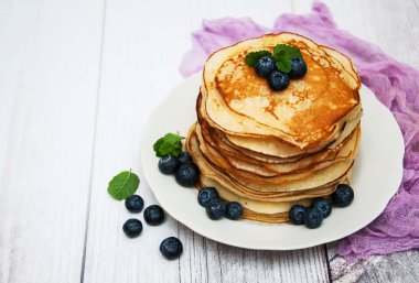 Krep ve yaban mersini ile plaka