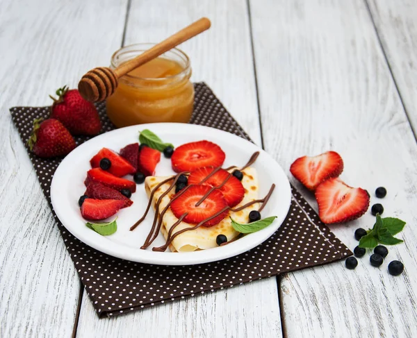 çilek ve çikolata soslu krep