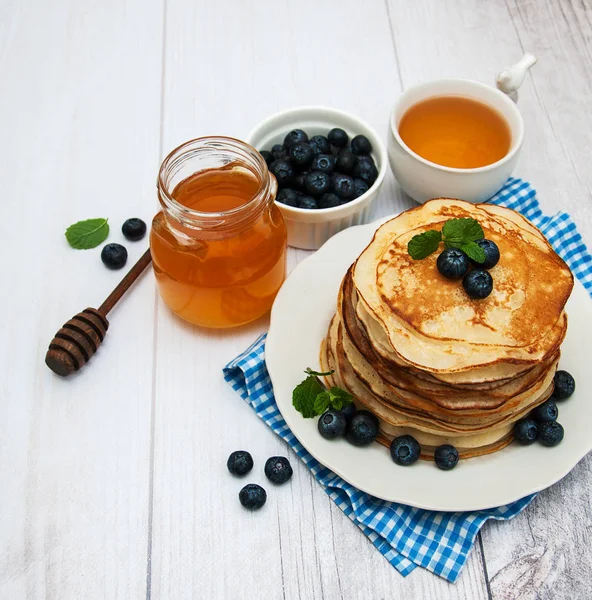 Teller mit Pfannkuchen und Blaubeeren — Stockfoto