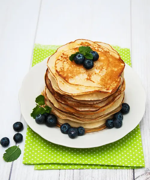 Krep ve yaban mersini ile plaka