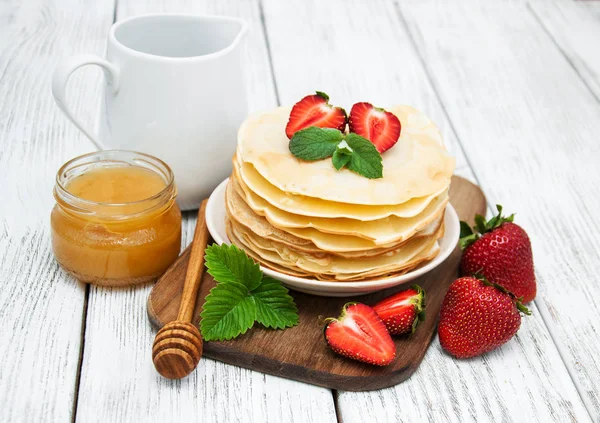 Pancakes with strawberries — Stock Photo, Image