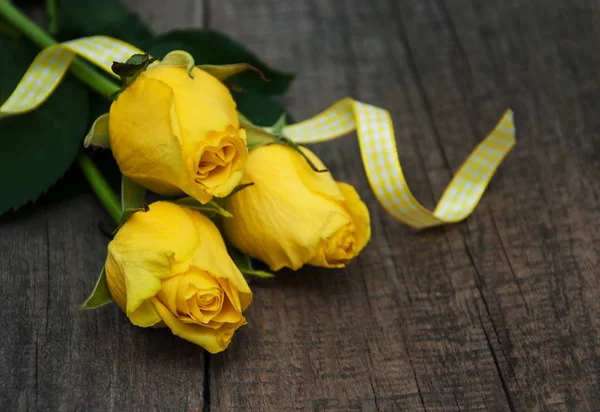 Żółte róże na stole — Zdjęcie stockowe