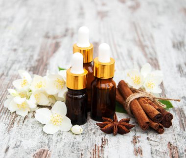 Masaj yağları ve Yasemin çiçekleri