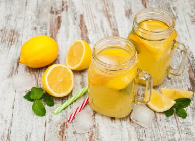 Kavanoz limonata ile