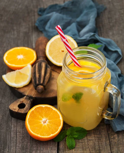 Vaso con limonata — Foto Stock