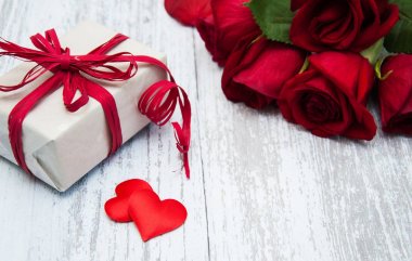 Kırmızı güller ve hediye kutusu