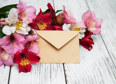 Kağıt zarf alstroemeria çiçekli
