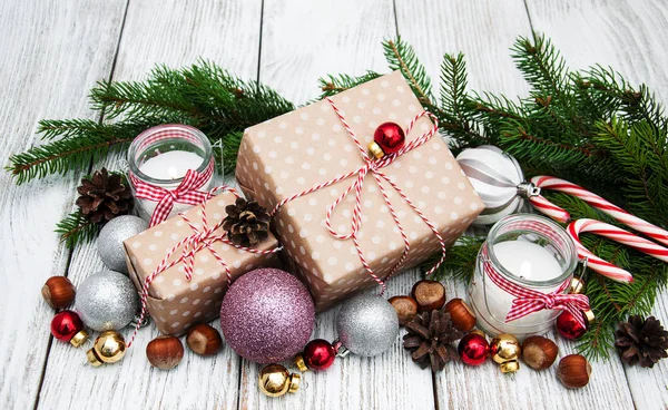 Caja de regalo de Navidad y decoraciones —  Fotos de Stock