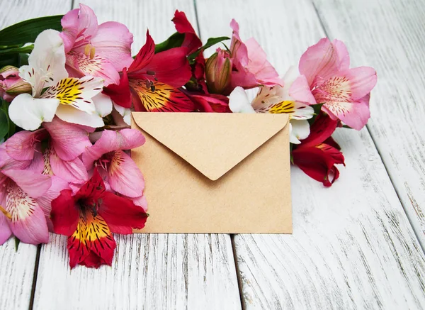 Paper envelope with alstroemeria flowers — Stock Photo, Image