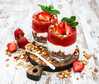 yoğurt ve granola kahvaltı için