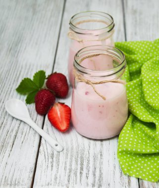 Yoğurtlu taze çilek