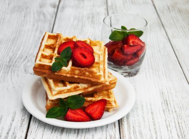 Çilekli ve naneli Belçika waffleları