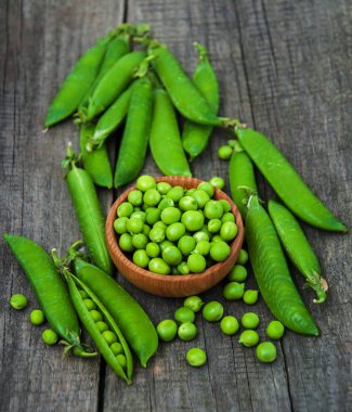 bir tabloda yeşil bezelye