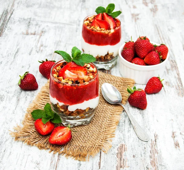 yoğurt ve granola kahvaltı için