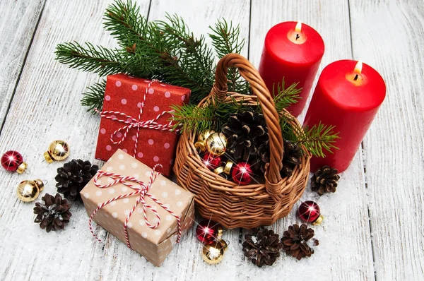 Caixas de presente de Natal e ramo de abeto na cesta — Fotografia de Stock