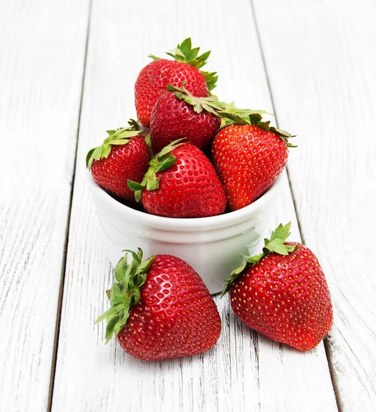 ahşap masa üzerinde olgun çilek