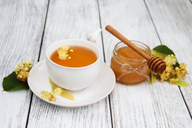 Bir fincan ıhlamur çiçekli bitki çayı.